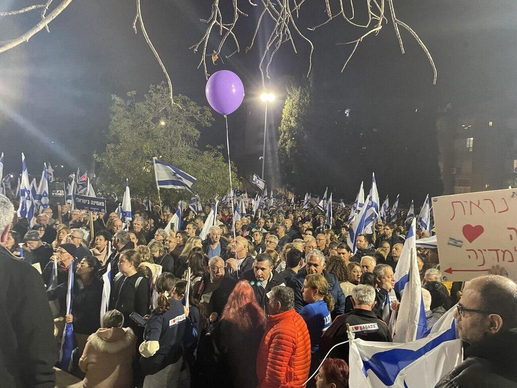 רבים הפגינו גם בראשון לציון (צילום: מאיר תורג'מן) הפגנה בראשון לציון נגד המהפכה המשפטית