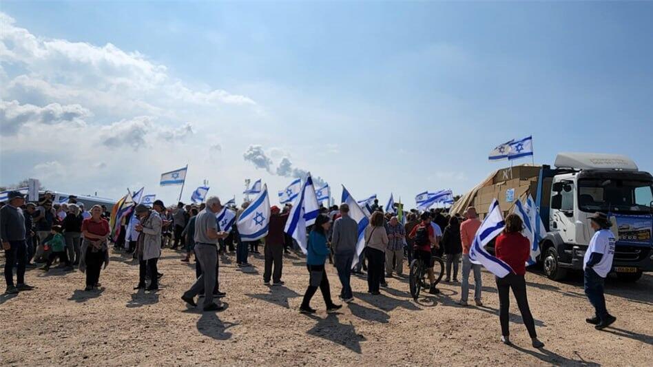 אזרחים חותמים על מגילת העצמאות בקיסריה לוחמי כיפור 1973 ממשיכים במסע טנק האחדות ומגילת העצמאות