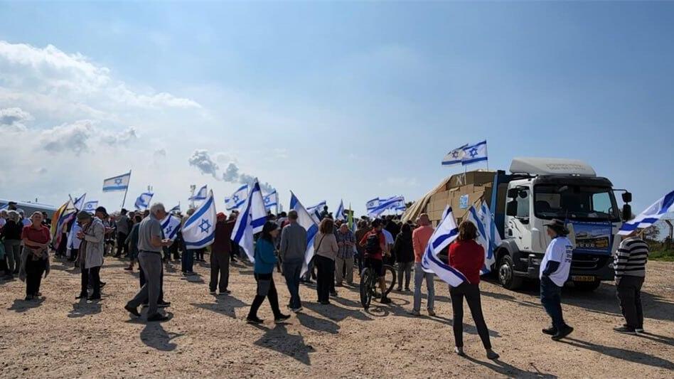 אזרחים חותמים על מגילת העצמאות בקיסריה לוחמי כיפור 1973 ממשיכים במסע טנק האחדות ומגילת העצמאות