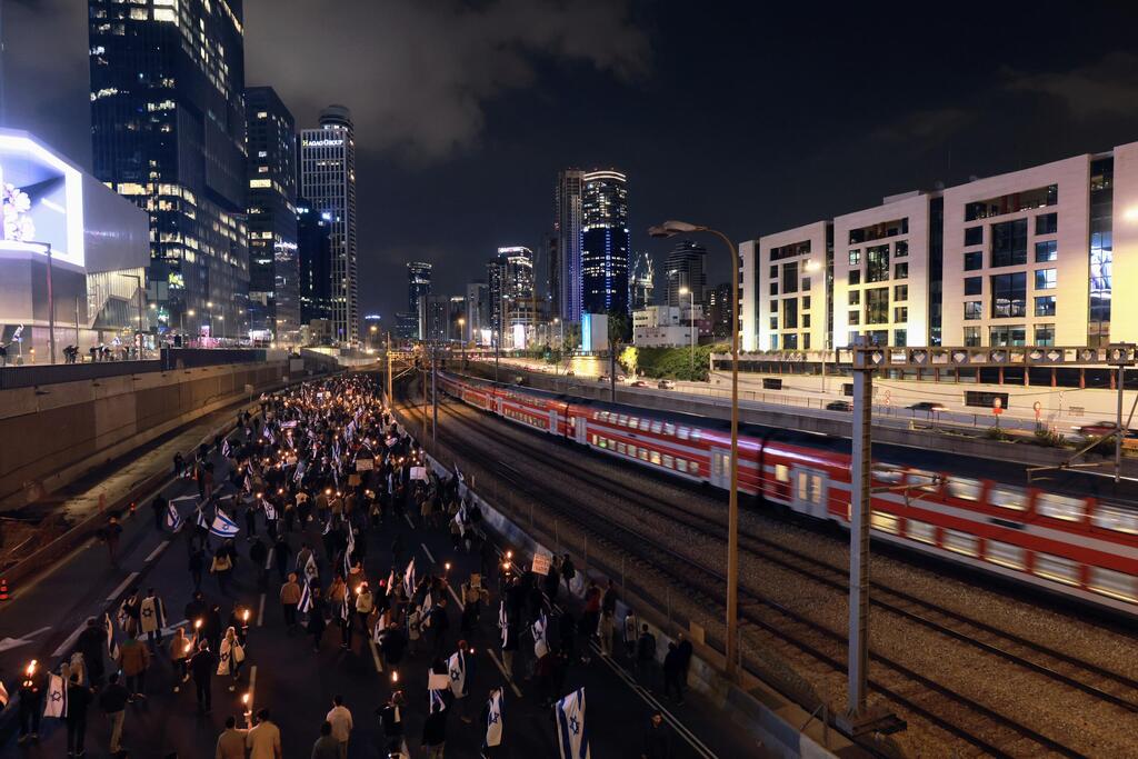 צילום: טל שחר מפגינים פורצים את המחסומים של המשטרה בתל אביב