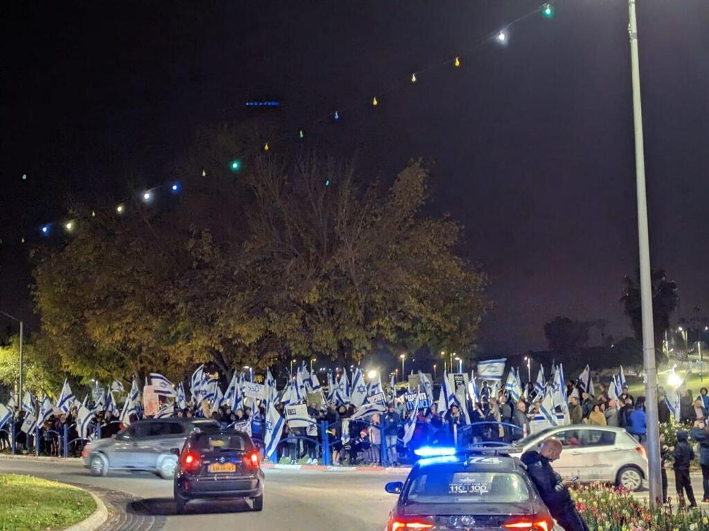 מאות מחו בבית שמש הפגנה בבית שמש נגד המהפכה המשפטית