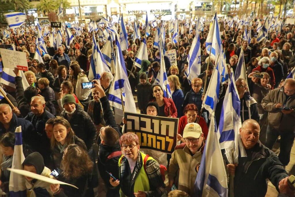אלפים הפגינו גם בכפר סבא (צילום: דנה קופל) הפגנה בכפר סבא נגד המהפכה המשפטית