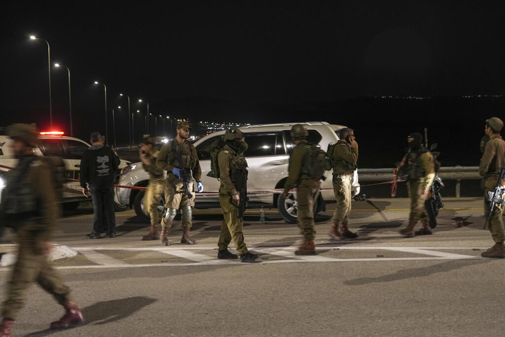 זירת הפיגוע (צילום: AP) זירת הפיגוע בכביש 90
