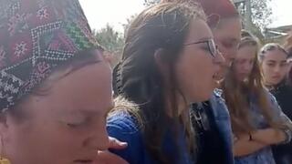 רחל יניב, אחותם של הנרצחים בפיגוע, אומרת "מזמור לתודה" עם חברותיה