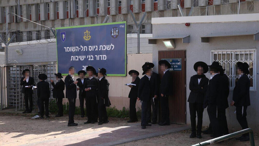 חרדים בלשכת הגיוס. גפני וגולדקנופף מתעקשים לקיים את ההסכם כלשונו (צילום: מוטי קמחי) חרדים בלשכת הגיוס. גפני וגולדקנופף מתעקשים לקיים את ההסכם כלשונו