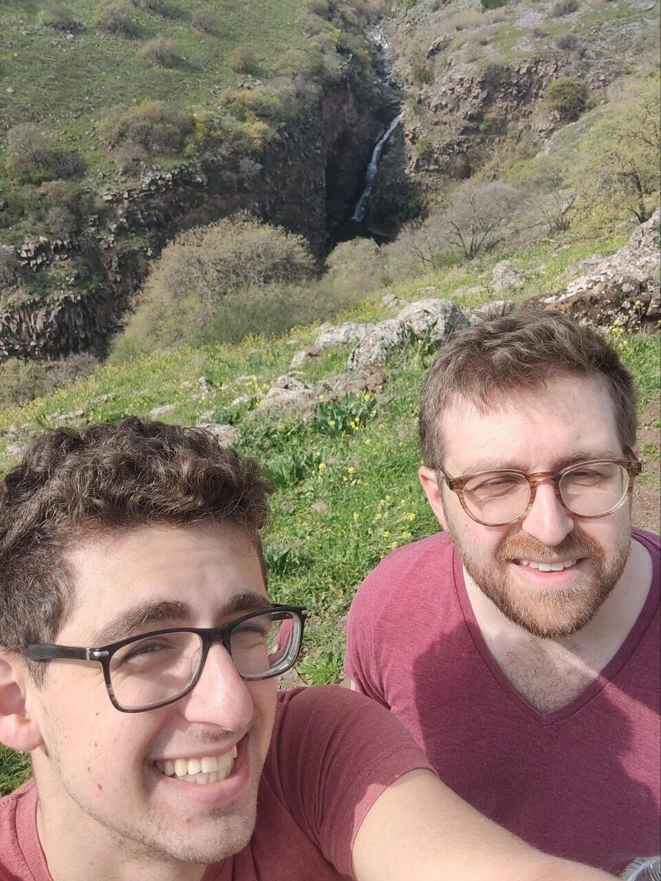 אילן ז"ל (ימין) עם אחיו גבריאל, בטיול אתמול בצפון - שעות לפני הפיגוע אילן ז''ל וגבריאל גנלס בתמונה האחרונה יום לפני הפיגוע