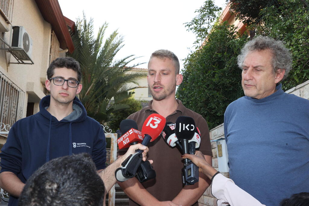 בני משפחתו של גנלס מחוץ לבית ברעננה (צילום: יריב כץ) מסיבת עיתונאים בני משפחה של אילן גנלס נרצח פיגוע כביש 90 צומת בית הערבה