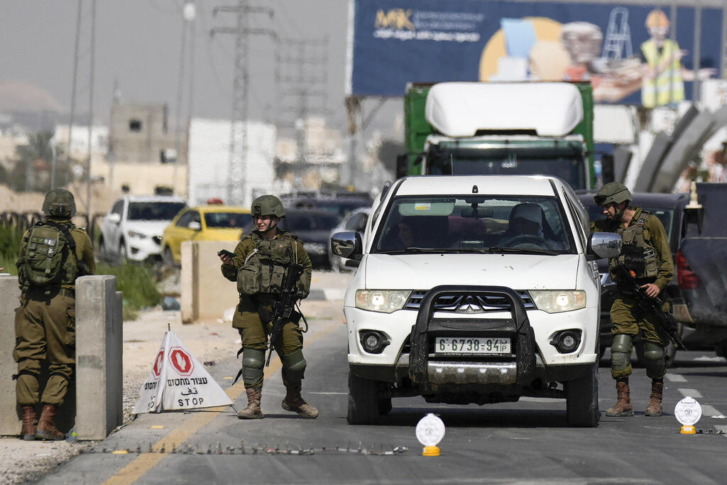 מחסום של צה"ל לוחמים מחפשים ברכבי פלסטינים באזור יריחו כחלק מ מצוד אחר מחבלים מ פיגוע בצפון ים המלח שבו נרצח אילן גנלס