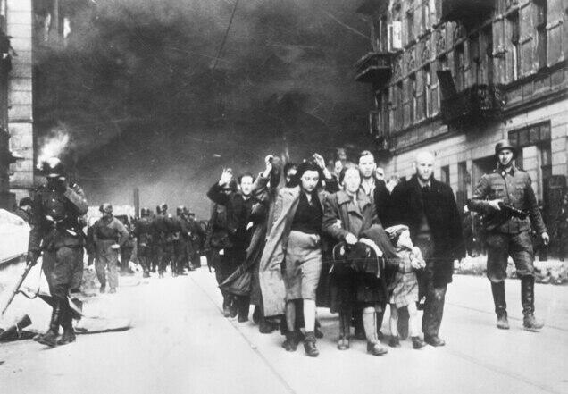 Polish Jews forced into Warsaw ghetto 