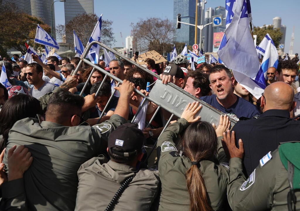 "מהרגע שהגיע בן גביר, המשטרה לא הכילה". מפגינים מתעמתים עם שוטרים בתל אביב, לפני שבוע (צילום: EPA) מפגינים מתעמתים עם שוטרים בתל אביב