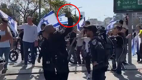 המפכ"ל: "אנחנו לא רוצים דם ברחובות". רפ"ק מאיר סויסה משליך רימון לעבר מפגינים, לפני כשבועיים (מתוך אינסטגרם) המפכ"ל: "אנחנו לא רוצים דם ברחובות". רפ"ק מאיר סויסה משליך רימון לעבר מפגינים, לפני כשבועיים