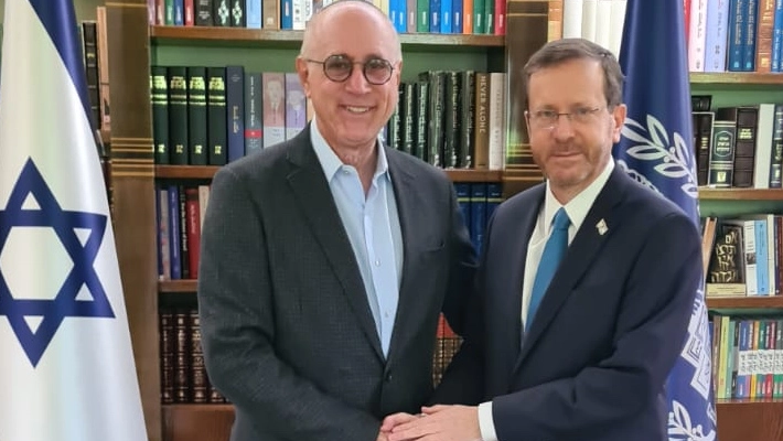 Rabbi Stuart Weinblatt, founder and chair of the Zionist Rabbinic Coalition, shown with Israeli President Isaac Herzog. Weinblatt believes American rabbis’ “support for Israel should be unconditional,” and that disagreements with its government should be hashed out in private 