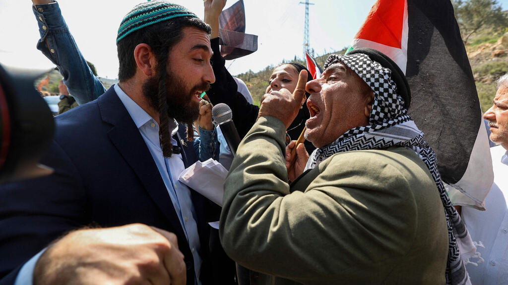 Palestinians slash with settlers in Huwara (Photo: AFP) ח"כ צבי סוכות בחווארה