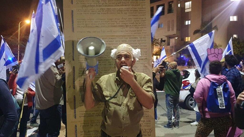 "בן גוריון" מחתים על מגילת העצמאות במודיעין (צילום: איתי שטינמץ) מחאת הנשים נגד המהפכה המשפטית, מודיעין