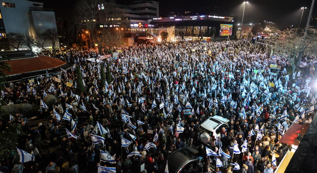 עשרות אלפים מפגינים בחיפה, הערב (צילום: גיל נחושתן) הפגנה נגד המהפכה המשפטית, חיפה