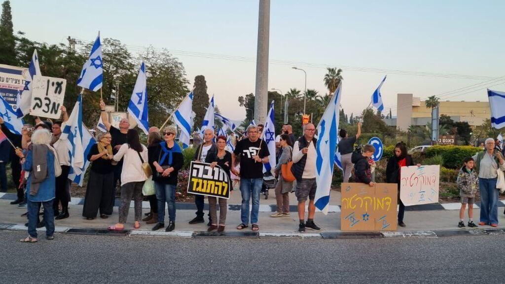 ההפגנה בצומת כברי (צילום: לילך שמיר) הפגנה נגד המהפכה המשפטית, צומת צמח