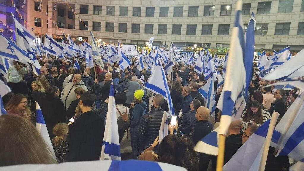 מפגינים בהרצליה (צילום: עדי מימון) הפגנה נגד המהפכה המשפטית, הרצליה
