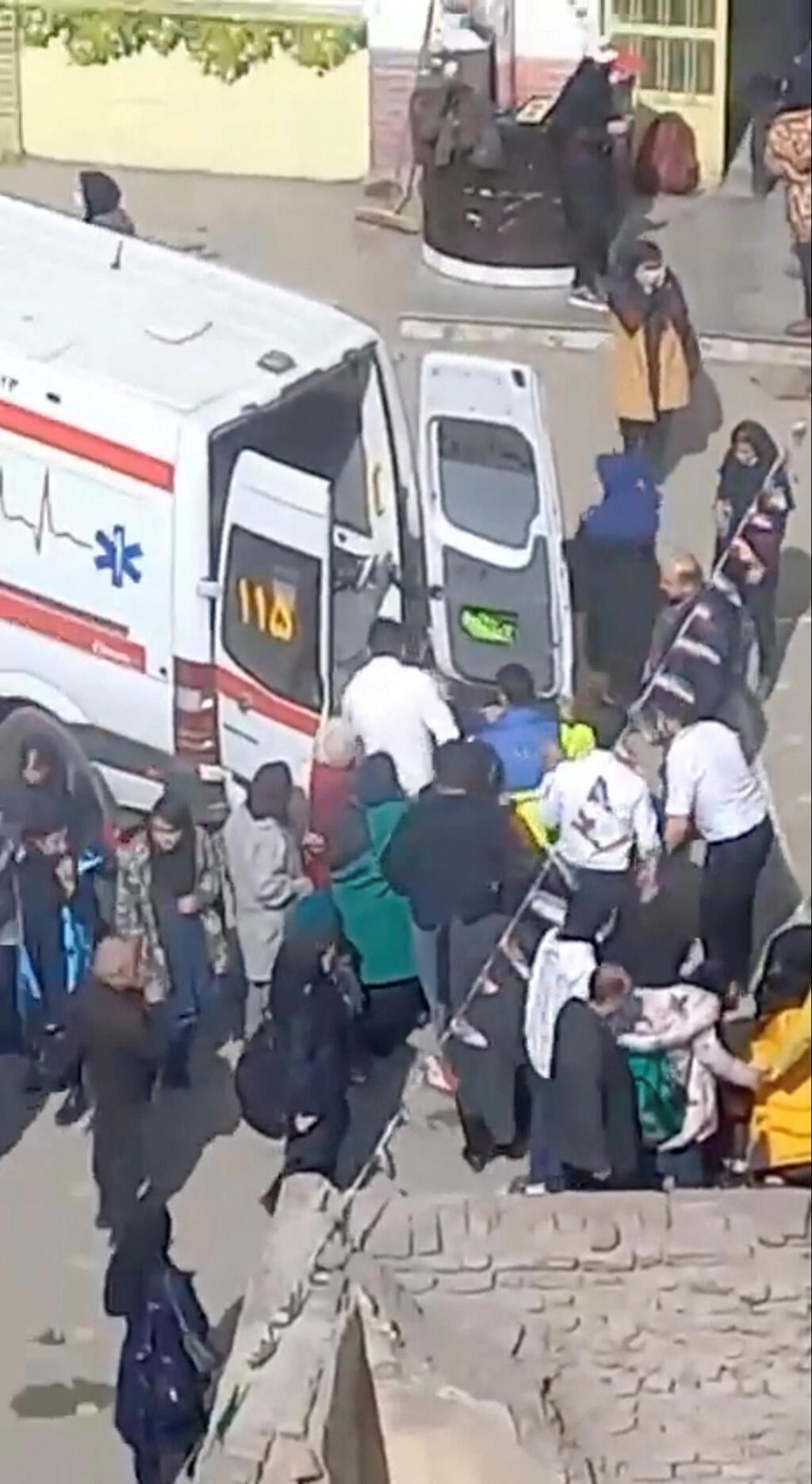 אמבולנס מחוץ לבית ספר לבנות בעיר ארדביל, בתיעוד שהופץ ברשתות (צילום: רויטרס) אמבולנס מחוץ לבית ספר לבנות בעיר ארדביל איראן