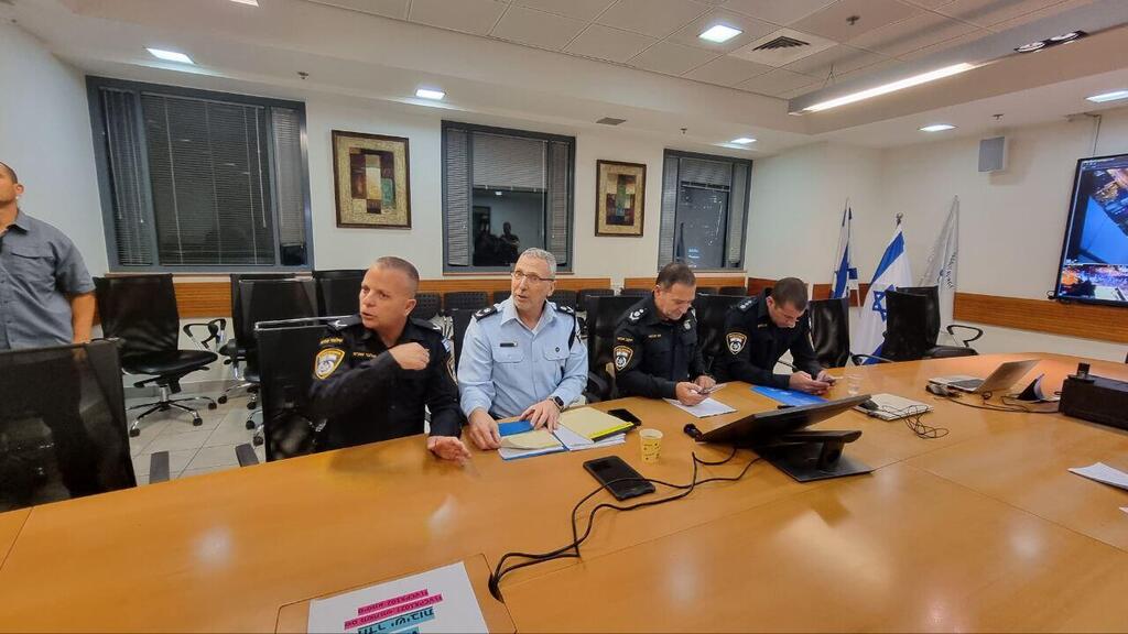 המפכ"ל בהערכת מצב בחפ"ק המשטרה, לפני ההפגנה בת"א (צילום: לירן לוי ) סיור בהשתתפות מפכ"ל המשטרה לקראת ההפגנה בקפלן