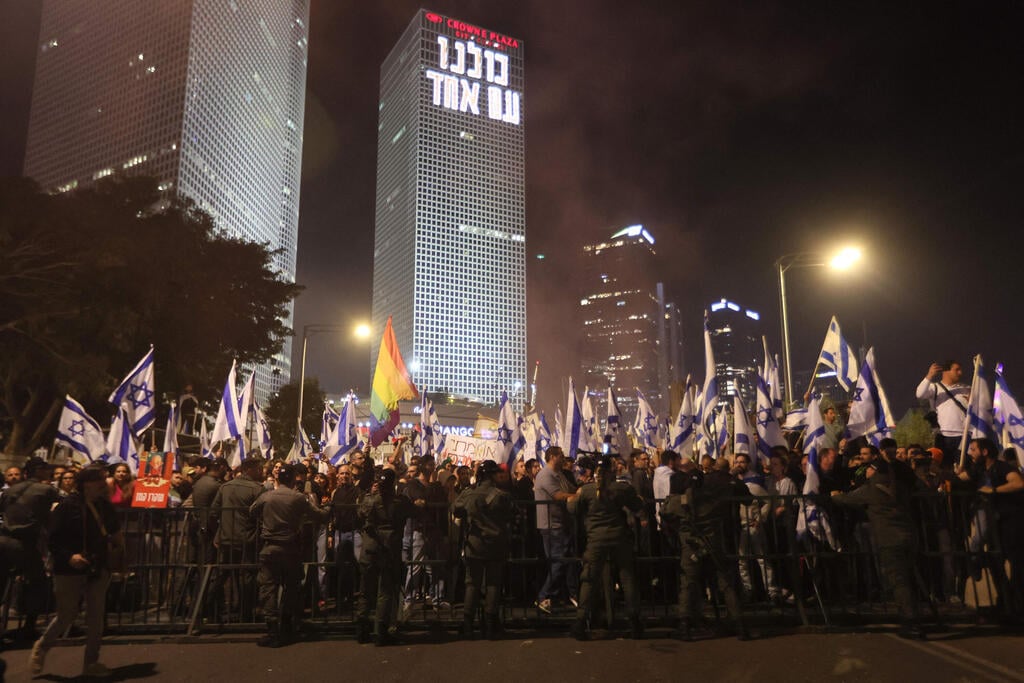 "כולנו עם אחד". המפגינים באיילון (צילום: AFP) מפגינים חוסמים את איילון דרום לאחר ההפגנה בקפלן