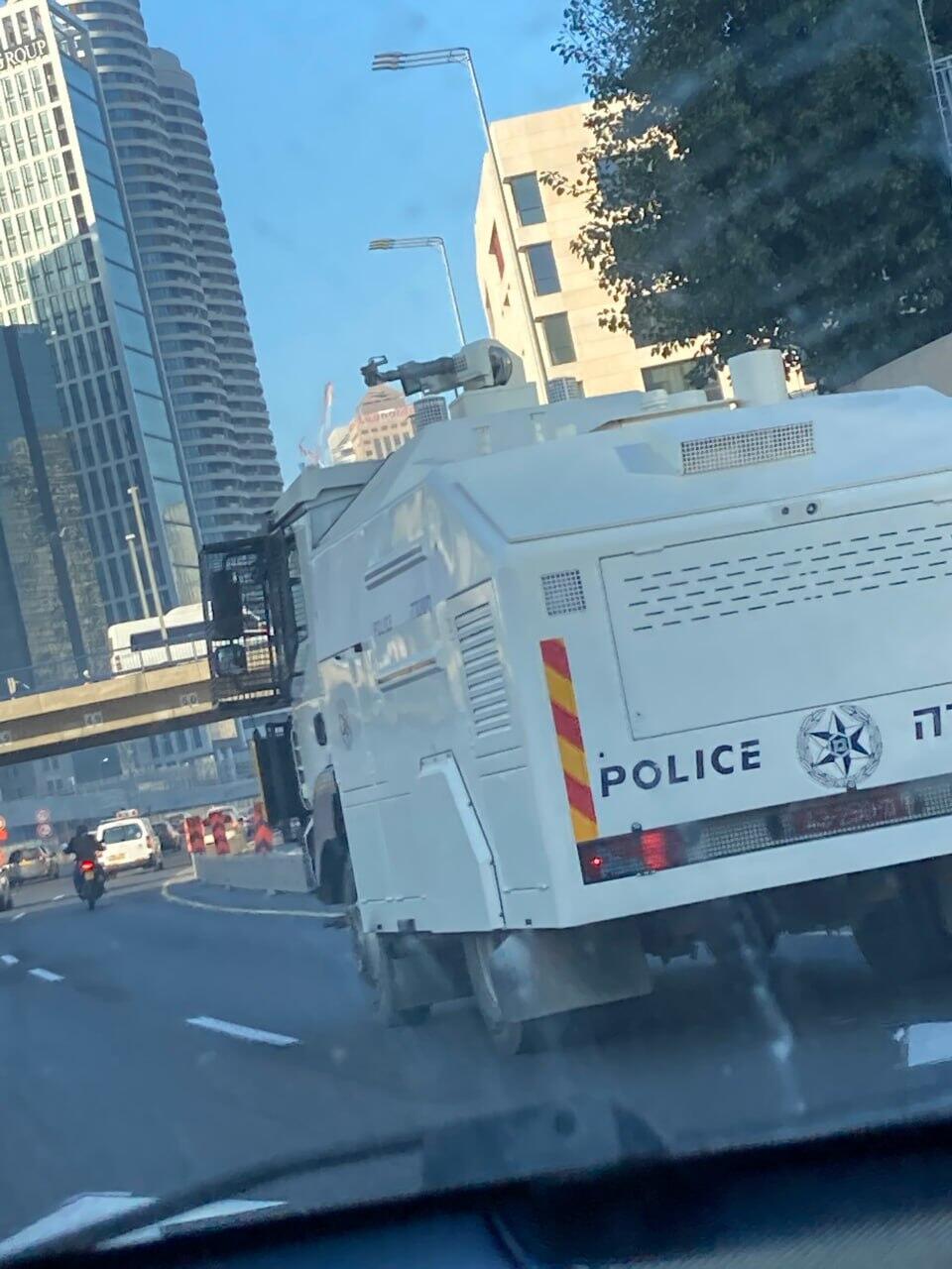 המכת"זית בדרך להפגנה מכתזית באזור רכבת סבידור בתל אביב לפני ההפגנה