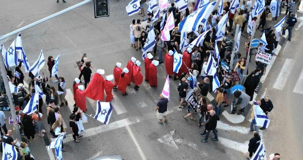 "צעדת שפחות" בצומת הגומא מחאת הנשים בצומת גומא