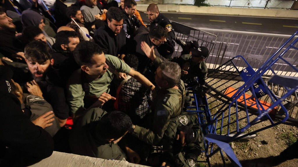 עימותים בין מפגינים לשוטרים באיילון (צילום: AFP) מפגינים חוסמים את איילון דרום לאחר ההפגנה בקפלן