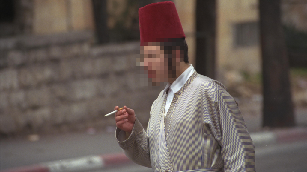 נער חרדי מעשן, מאה שערים 1999