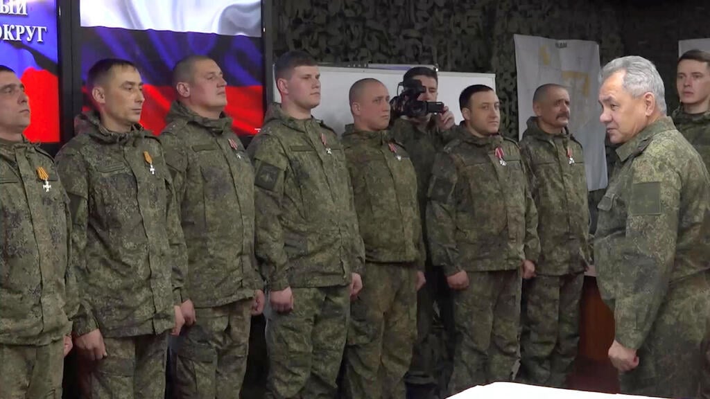 צילום: Russian Defence Ministry/Handout via REUTERS שר ההגנה של רוסיה סרגיי שויגו נפגש עם חיילים רוסים ב אוקראינה
