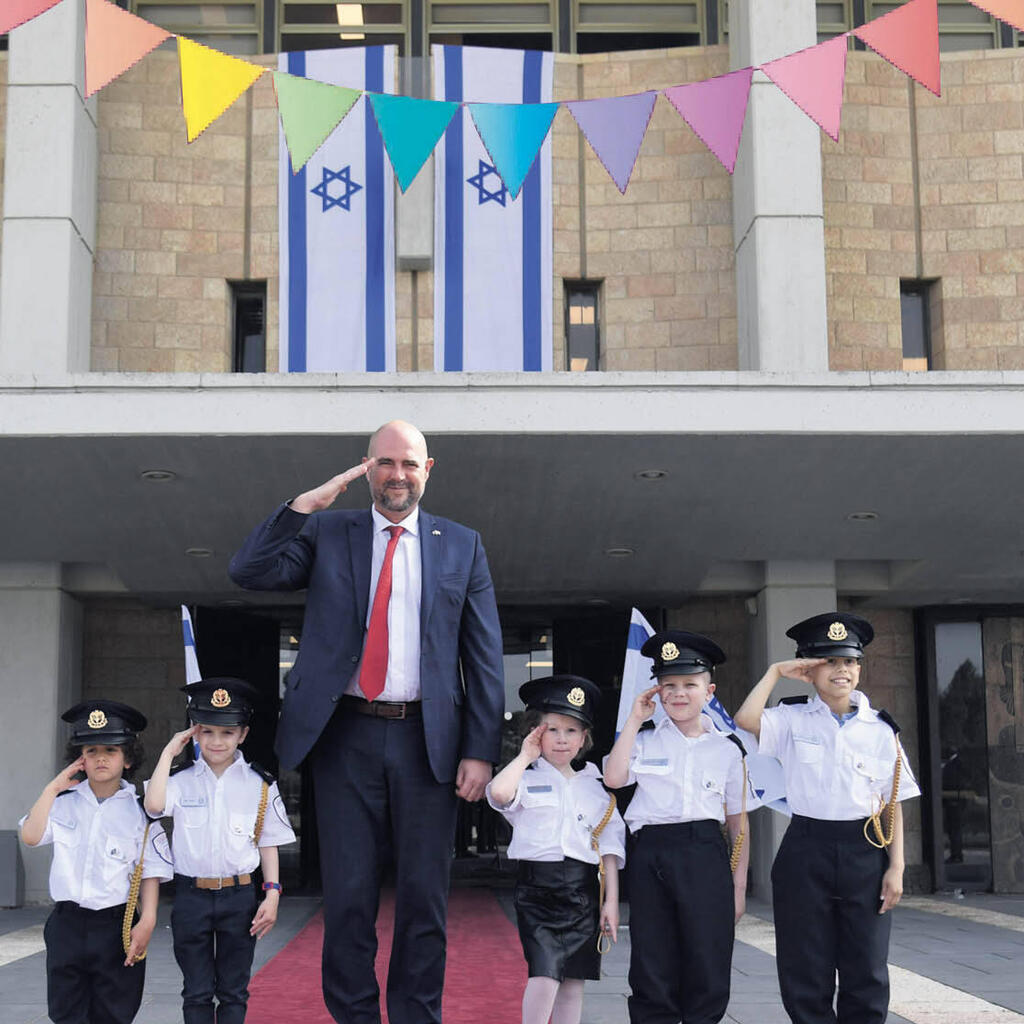 יוסף (מימין), מיכאל, איילה, אסף ואיתי עם יו"ר הכנסת, אמיר אוחנה. "לא נשכח את היום הזה" (צילום: יואב דודקביץ) אמיר אוחנה ילדים חולי סרטן בכנסת