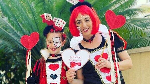 השרה עידית סילמן בתחפושת מלכת הלבבות מ"אליסה בארץ הפלאות" (מתוך אינסטגרם) עידית סילמן השרה להגנת הסביבה