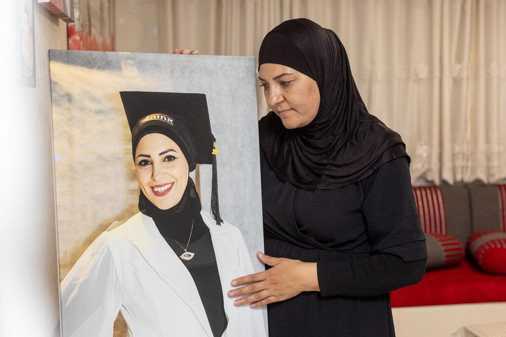 אמינה אבו-סיאם, אוחזת בתמונת בתה שנרצחה, רבאב אבו־סיאם ז"ל