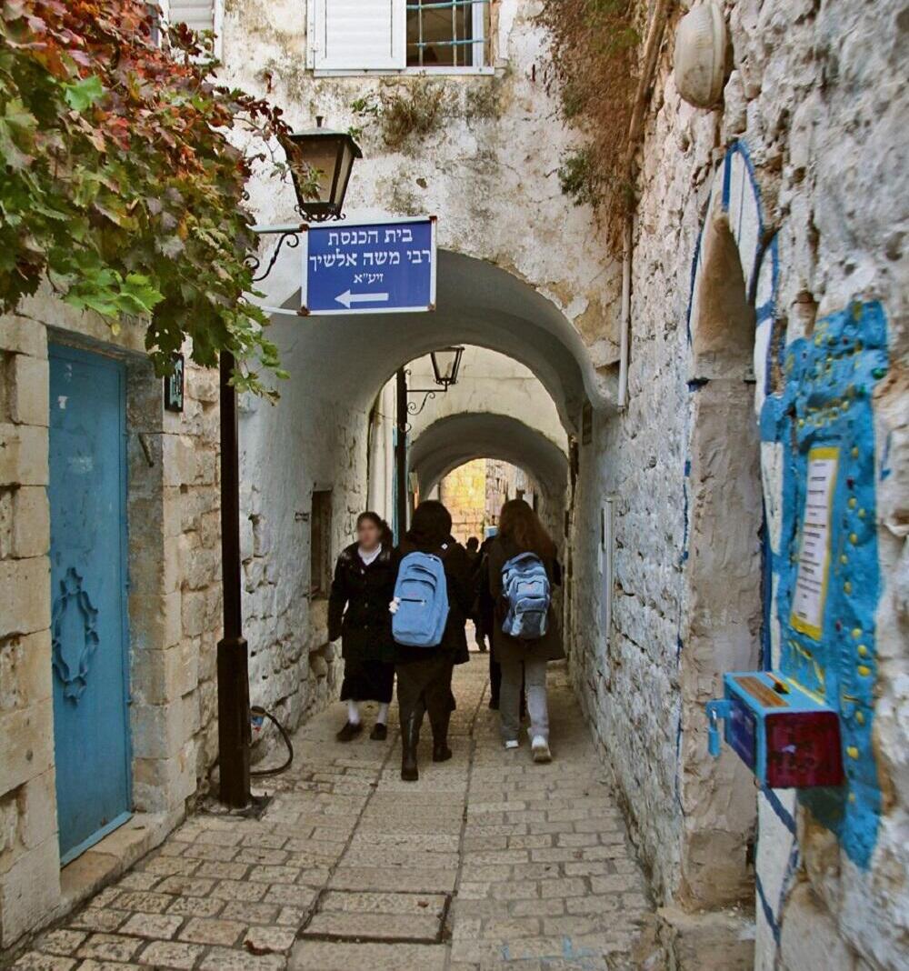 הסכנה גדולה יותר באזורים שבהם הצפיפות גדולה. רחוב בצפת (צילום: ערן גרנות) רחוב חרדי בצפת