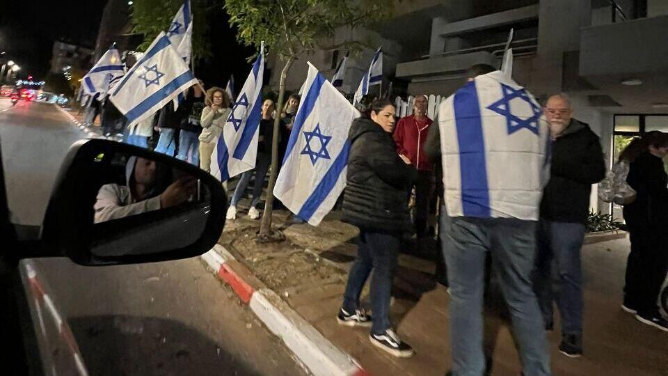 הפגנת התמיכה מול ביתו של אשד בכפר סבא הפגנת תמיכה ספונטנית מול ביתו של עמי אשד
