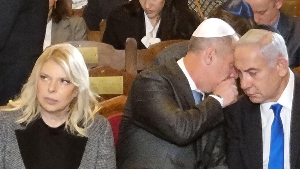 אמש: המזכיר הצבאי מעדכן את נתניהו בפיגוע בתל אביב (צילום: איתמר אייכנר) המזכיר הצבאי מעדכן את נתניהו באירוע בתל אביב