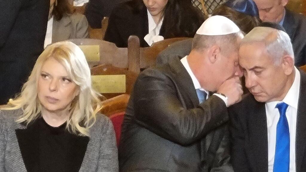 נתניהו מקבל עדכון ברומא. יישאר באיטליה לפי הלו"ז (צילום: איתמר אייכנר) המזכיר הצבאי מעדכן את נתניהו באירוע בתל אביב