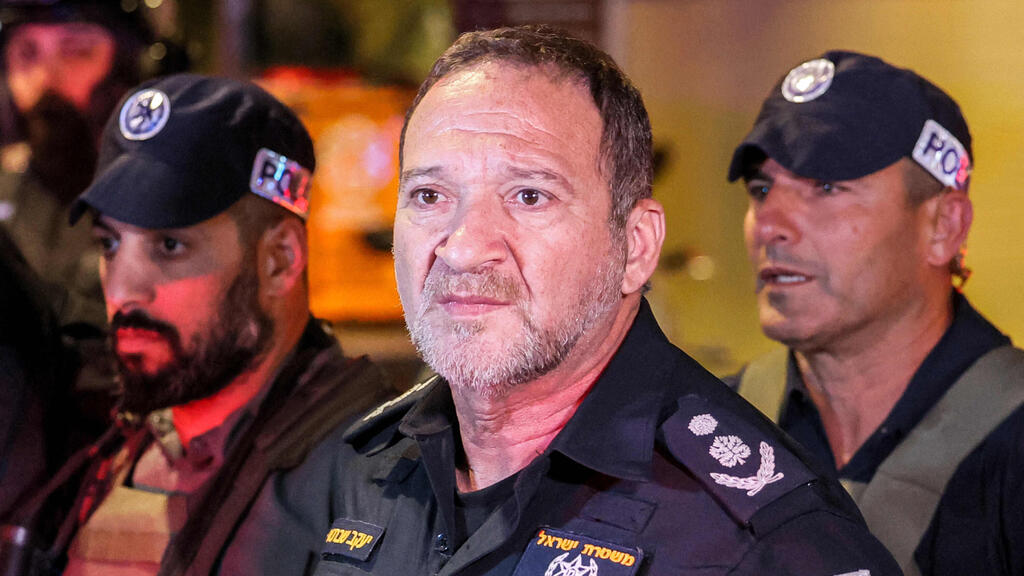 המפכ"ל רנ"צ שבתאי בזירה (צילום: AFP) יעקב שבתאי בזירת הפיגוע בתל אביב