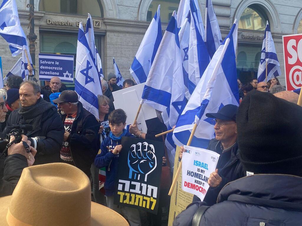 צילום: אלון ולפיילר מפגינים ברומא נגד המהפכה המשפטית וביקורו של נתניהו