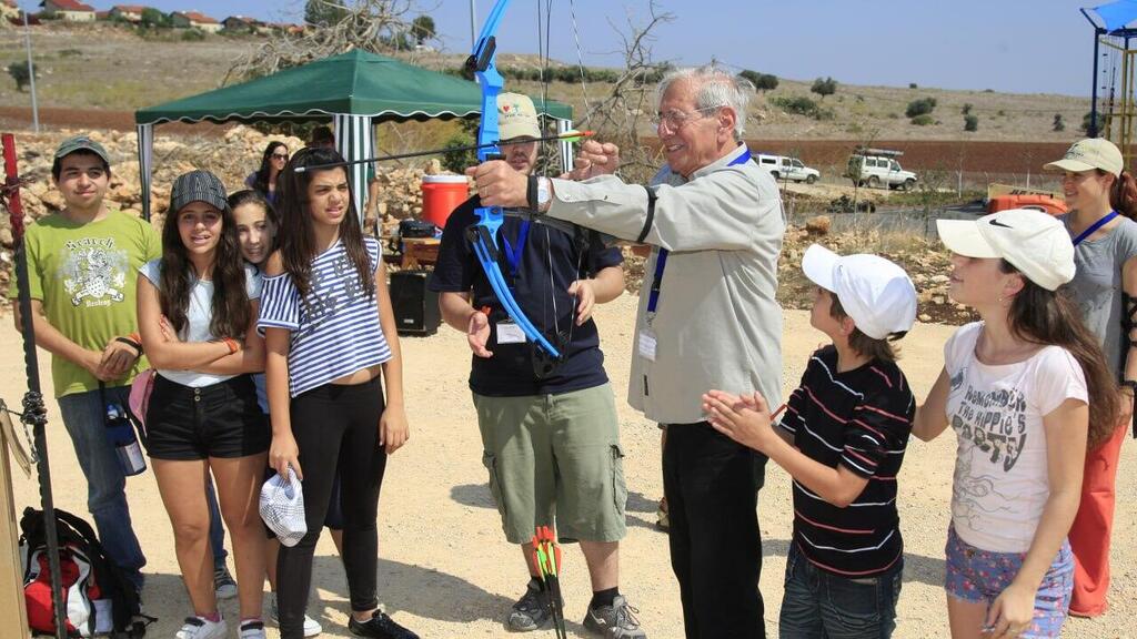 חיים טופול עם הילדים בכפר נהר הירדן