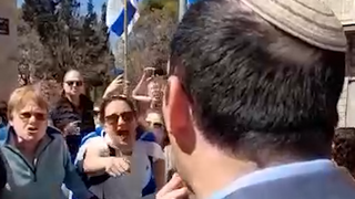 שמחה רוטמן מתעמת עם מפגינים מחוץ לאירוע שאליו הגיע
