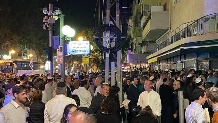 חברי הפצועים מהפיגוע בדיזינגוף בקבלת שבת בזירה