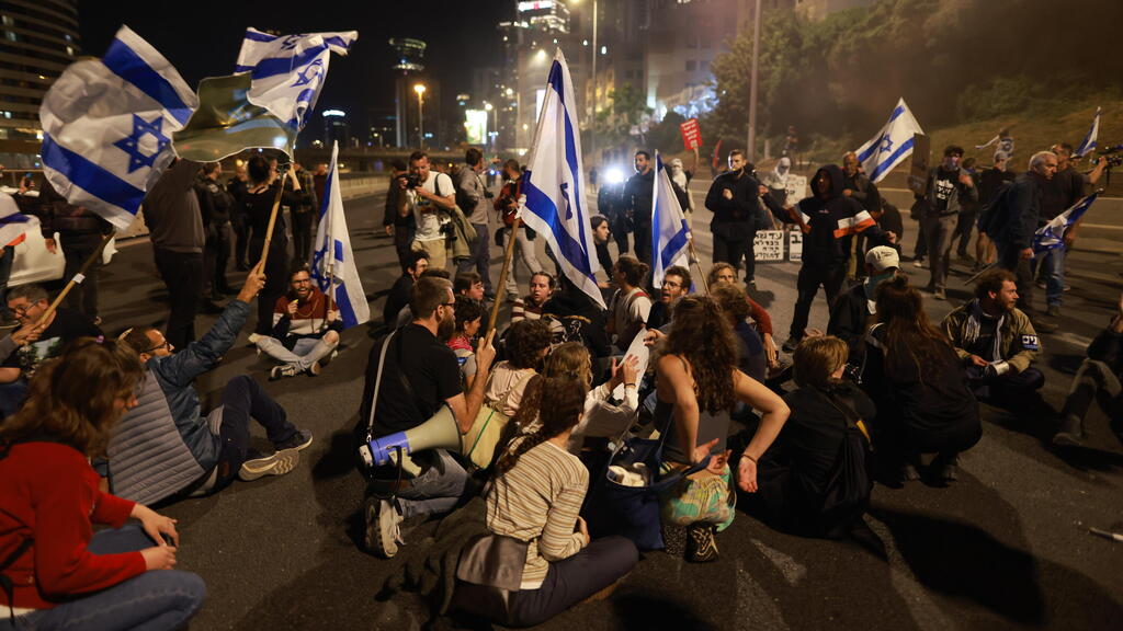 "המפקדים ימשיכו לנהל בשכל את ההפגנות ללא רעשי הרקע מסביב". מוחים חוסמים את איילון צפון, בשבת (צילום: טל שחר) איילון צפון נחסם לתנועה לאחר ההפגנה בקפלן