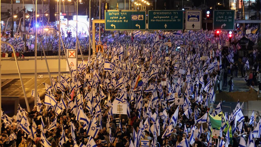 גם במוצ"ש יתקיימו, זה השבוע ה-11 ברציפות (צילום: טל שחר) הפגנה נגד המהפכה המשפטית, קפלן, תל אביב
