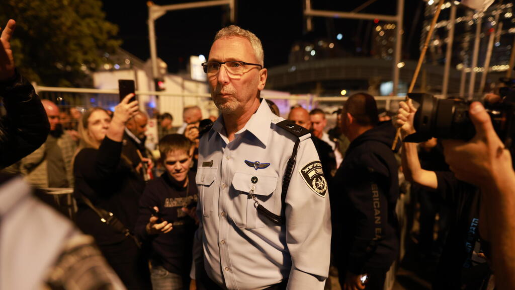 "שיקוליך בלתי ענייניים, אישיים ואף חמור מכך - פוליטיים". אשד למפכ"ל (צילום: טל שחר) ניצב עמי אשד בהפגנה בקפלן
