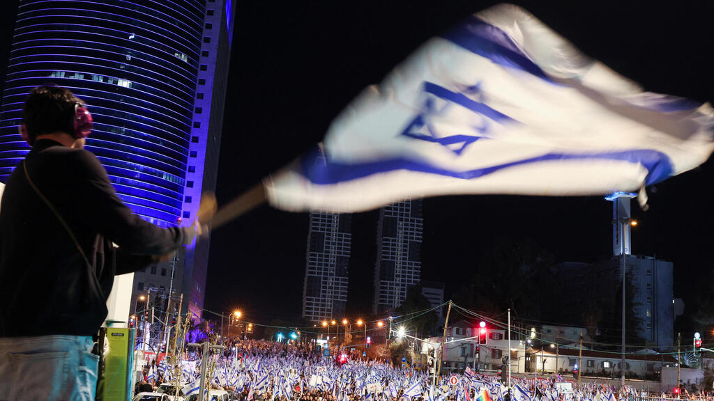 "גם בארץ יש לנו מחלוקות והן גדולות ובנפשנו". הפגנה נגד המהפכה המשפטית בת"א, בשבת (צילום: רויטרס) הפגנה נגד המהפכה המשפטית, תל אביב