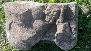 האבן ועליה התבליט מהמאה ה-3