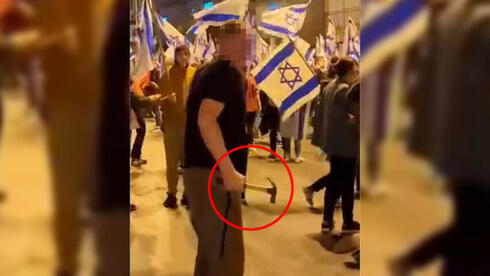 Видео: житель Гиватаима угрожал молотком демонстрантам