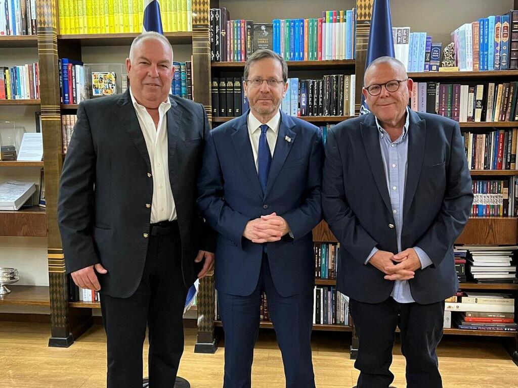 נשיא המדינה, מר יצחק הרצוג, נפגש הערב עם יו״ר ההסתדרות ארנון בר-דוד ויו״ר נשיאות המגזר העסקי, דובי אמיתי בבית הנשיא בירושלים.