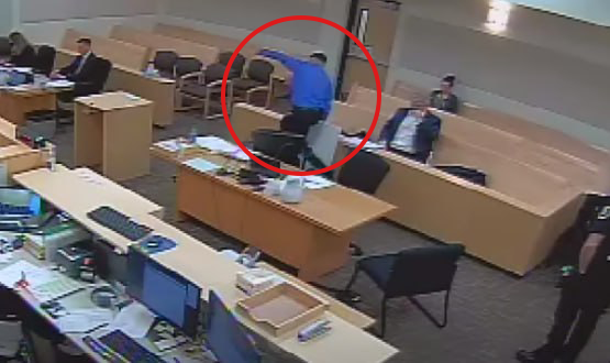 רגע הבריחה. לשוטרים נדרש רגע להתעשת ארה"ב אורגון נאשם ב רצח אדי ויאלובוס בורח מ בית המשפט