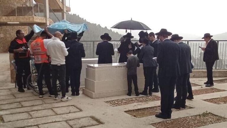 אברהם פאלי ליד קברם של ילדיו, הר המנוחות בירושלים (באדיבות המשפחה) אברהם פלאי אביהם של אושר אושי ויעקב פלאי הגיע לקברם לראשונה לאחר ששוחרר מבית החולים